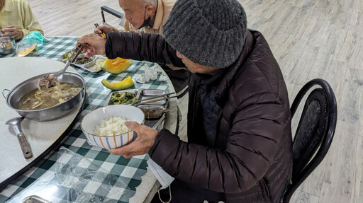 白河榮家暖心加菜 以薑母鴨溫暖住民長輩的心