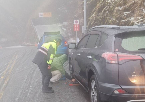 合歡山突降三月雪 民眾措手不及仁愛警速救援