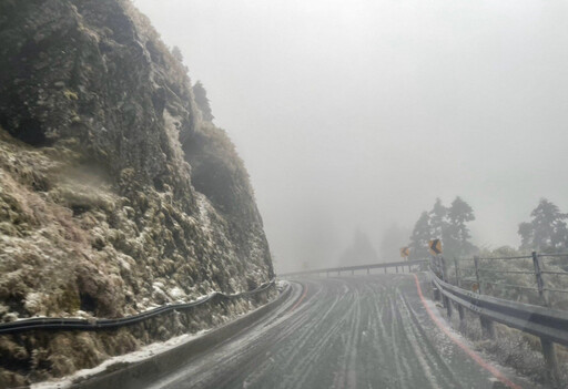 合歡山突降三月雪 民眾措手不及仁愛警速救援