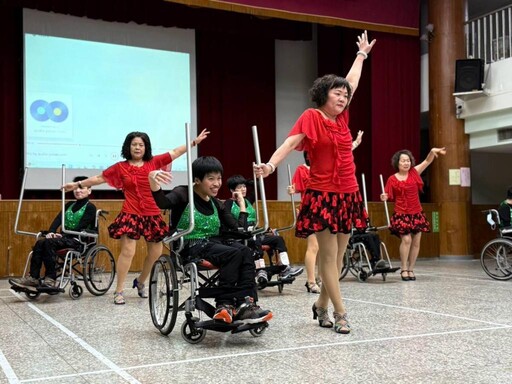 八里教養院「生命之美」列車到新莊國小 師生體驗點讚