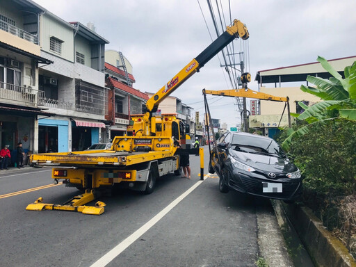 環台賽高屏段車輛事故驚險插曲 旗山警方即時排除