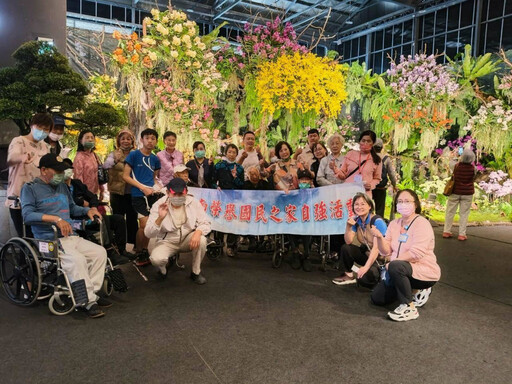 臺南榮家失智千歲賞蘭花趣！療癒蘭姿「憶」彩樂無窮