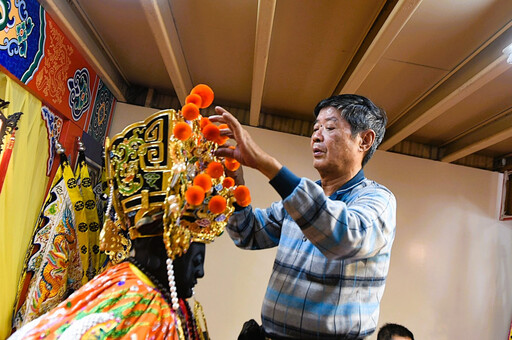 專精金、銀、銅、紙神帽的藝師，郭春福親手戴萬頂神帽