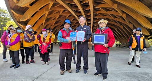 淨灘傳愛、垃圾不在 八德榮家住民長輩挽袖淨灘支持海洋永續發展