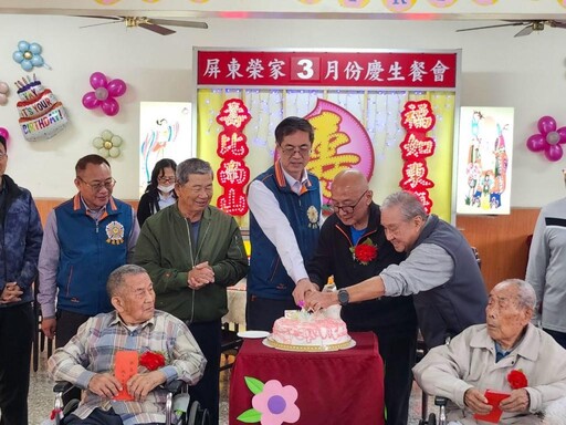屏東榮家3月份慶生 中華善緣慈善會致贈壽星長輩生日禮金