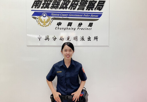 忘了帶行李下公車 女警深夜攔車幫尋回