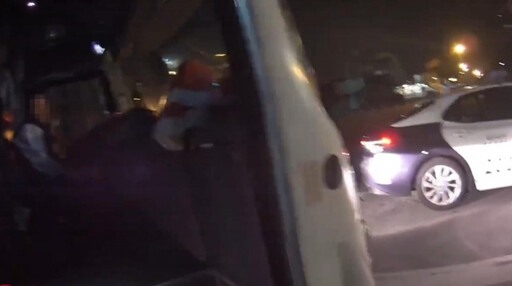忘了帶行李下公車 女警深夜攔車幫尋回