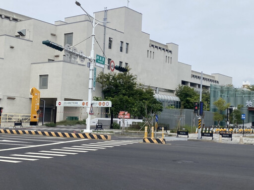台南市南島路左轉中華西路易碰撞安全島應改善