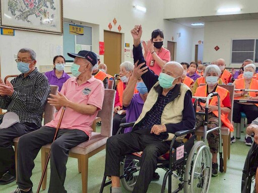 屏東榮家與住民有約座談 溫馨交流傾聽長輩心聲