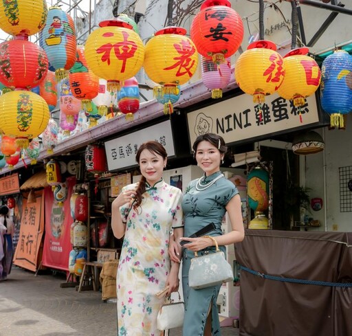 穿越時空漫步府城巷弄！赤嵌朋派商圈結合古裝玩旅拍深度中英導覽