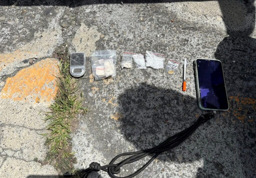 攜毒變照車牌見警逃逸 撞分隔島波及他車