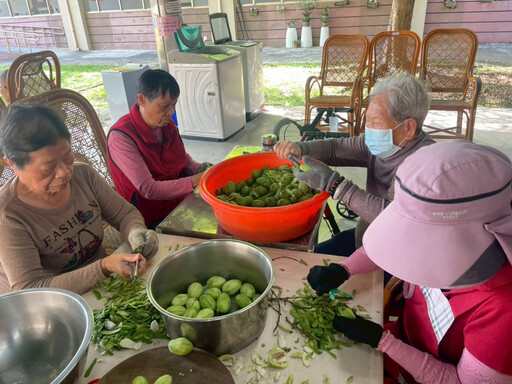 屏東榮家住民體驗懷舊好滋味-情人果 喚起長輩青春心
