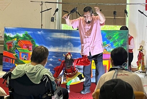 榮服處榮欣志工隊攜手蔡遠進金門傀儡戲團送愛松柏園溫馨義演