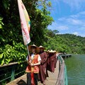 和平鐘響祈願永續 422世界地球日大悲閉關繞湖持咒