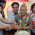 屏東榮家4月份慶生會 關懷住民長輩溫馨祝壽