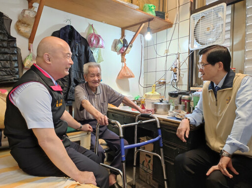 輔導會嚴德發視導宜蘭榮服處 訪慰百歲榮民期許做好服務工作