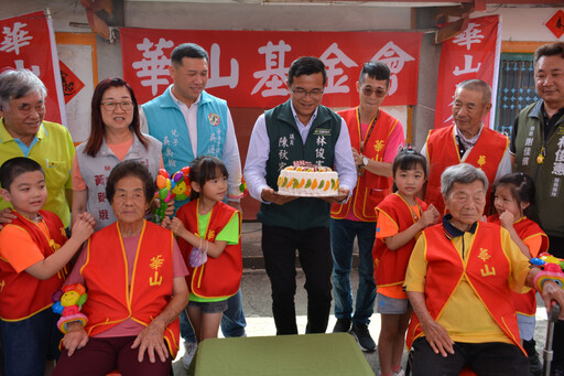 童心傳愛 華山伴96歲奶奶共度母親節