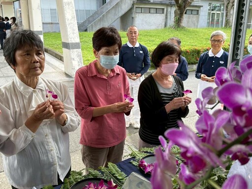 花蓮榮家感謝慈濟 行動浴佛車蒞家為長輩祈福送愛