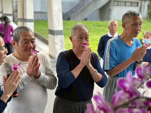 花蓮榮家感謝慈濟 行動浴佛車蒞家為長輩祈福送愛