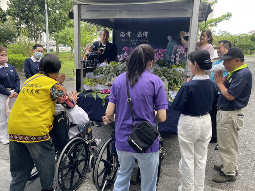 花蓮榮家感謝慈濟 行動浴佛車蒞家為長輩祈福送愛