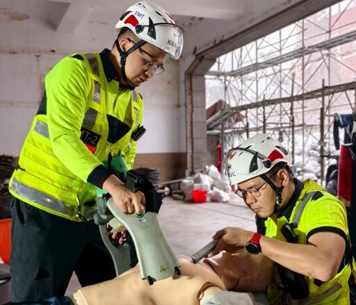 阿嬤跳舞突倒地OHCA 竹市消防局專業救護現場2次電擊成功搶救