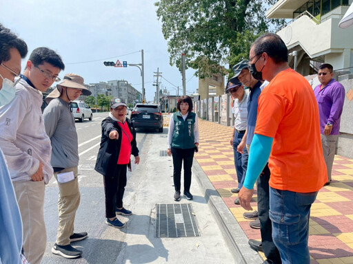 通學步道完工不到5個月竟出現地磚剝落、積水坑洞 蔡筱薇怒批: 驗收機制出現很大的問題