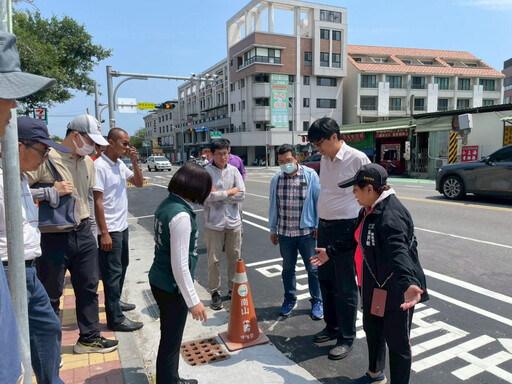 通學步道完工不到5個月竟出現地磚剝落、積水坑洞 蔡筱薇怒批: 驗收機制出現很大的問題