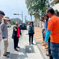 通學步道完工不到5個月竟出現地磚剝落、積水坑洞 蔡筱薇怒批： 驗收機制出現很大的問題
