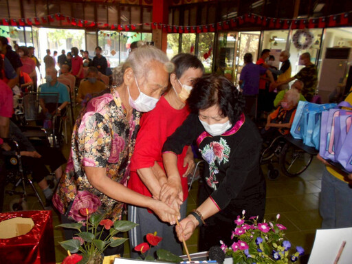 佛光山福國寺雲水浴佛 佳里榮家住民浴佛同霑法喜
