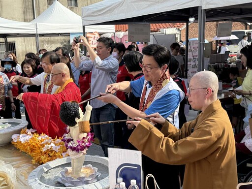 國際佛誕文化節 劉和然佛光山板橋講堂贈匾「弘法利生」