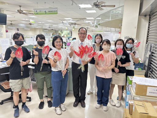 溫馨感恩的5月來臨,安平區蕭泰華區長親送火鶴花祝大家母親節快樂