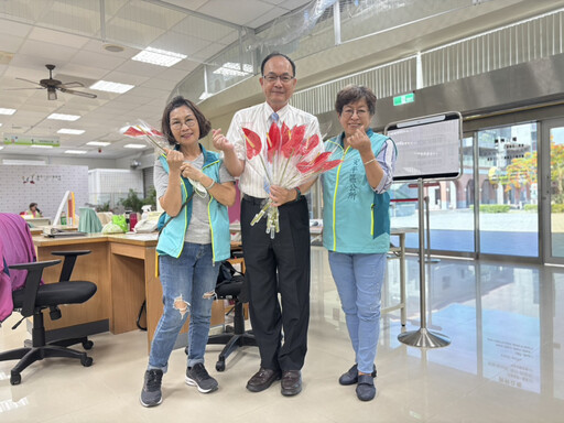 溫馨感恩的5月來臨,安平區蕭泰華區長親送火鶴花祝大家母親節快樂