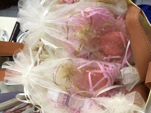 新北市婦幼關懷協會攜手團體送暖 製作手工皂及乳液關心弱勢家庭