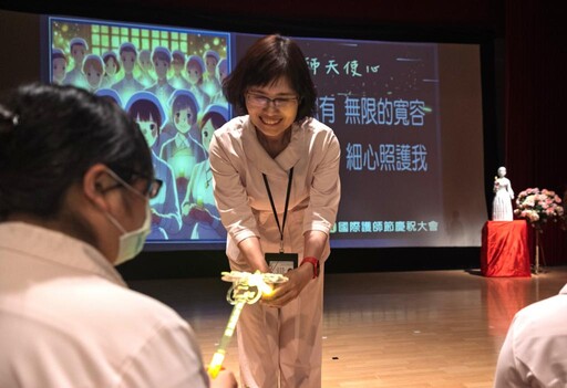 成大醫護師節慶祝大會溫馨感性！以光傳光 向護理致敬