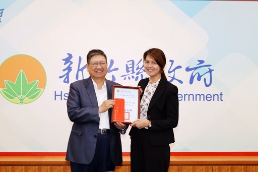 表揚6模範公務人員 竹縣長楊文科肯定積極任事、樹立榜樣