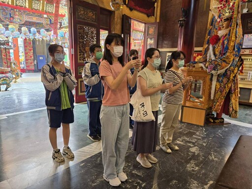 九份子國中小至朝皇宮為會考祈福加油