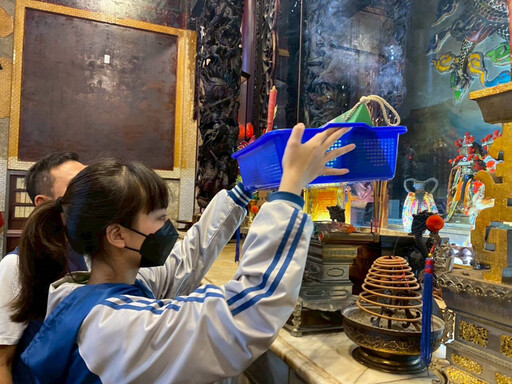 九份子國中小至朝皇宮為會考祈福加油