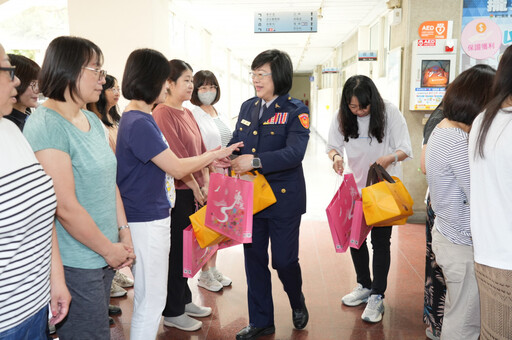 警民同心!母親節獻祝福 竹縣警局與義交大隊長攜手慰問感謝同仁付出