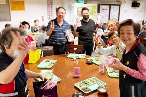 溫馨五月、活力亮采 八德榮家致贈康乃馨祝福住民暨同仁母親節快樂