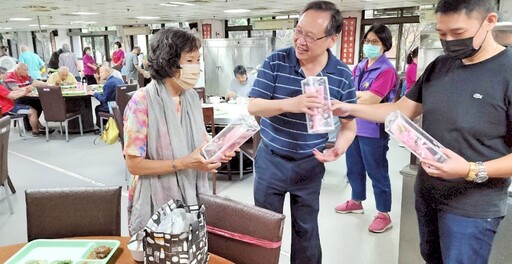 溫馨五月、活力亮采 八德榮家致贈康乃馨祝福住民暨同仁母親節快樂