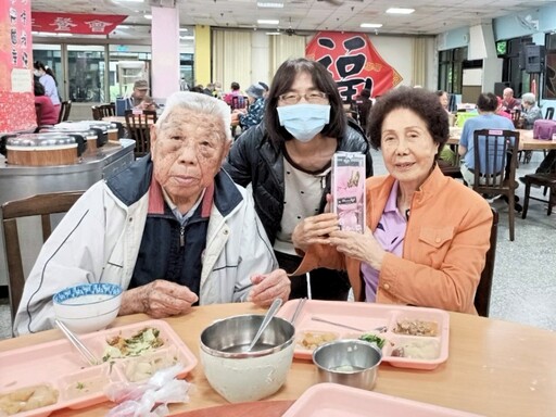 溫馨五月、活力亮采 八德榮家致贈康乃馨祝福住民暨同仁母親節快樂