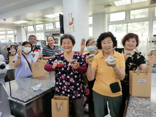 嘉藥餐旅系USR串聯長輩與國際生 暖心手作芝麻點心