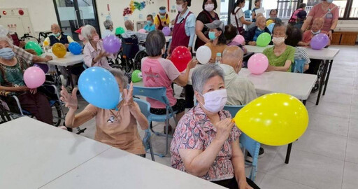 臺南榮家住民手作香包樂融融 香氣連繫長輩回憶