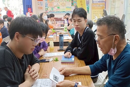 青銀共學、世代交流 中華大學外籍生帶長輩快樂學英文趣！