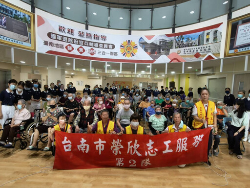 慈濟淨心溫馨浴佛節 關懷臺南榮家住民長輩同霑法喜