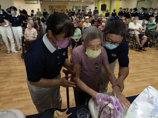 慈濟淨心溫馨浴佛節 關懷臺南榮家住民長輩同霑法喜