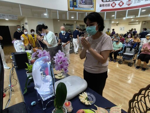 慈濟淨心溫馨浴佛節 關懷臺南榮家住民長輩同霑法喜