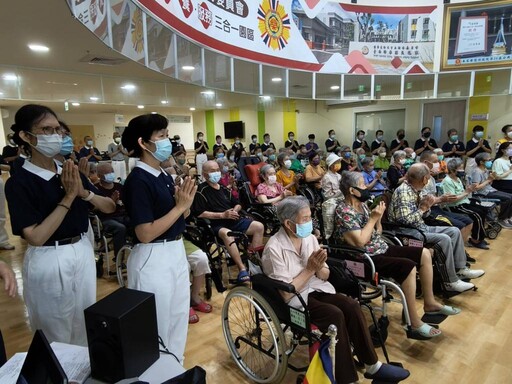 慈濟淨心溫馨浴佛節 關懷臺南榮家住民長輩同霑法喜