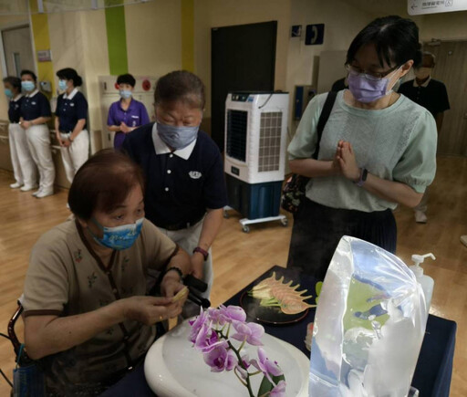 慈濟淨心溫馨浴佛節 關懷臺南榮家住民長輩同霑法喜