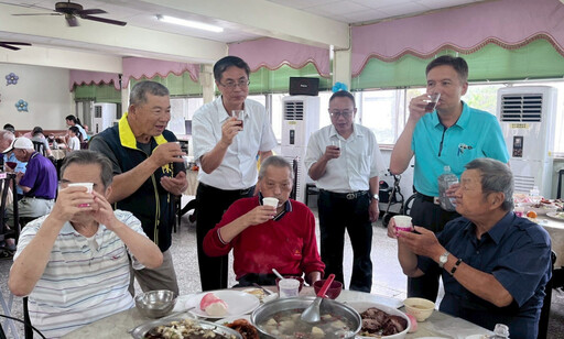 屏東榮家5月份慶生會 歡欣102歲榮民紀壽呷百二